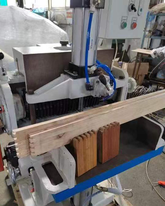 EcoWood TS TS 450  Фиксация пакета заготовок  Происходит за счет пневмоцилиндра  Управление прижимом осуществляется ручным переключателем 