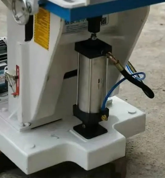 EcoWood TS TS 450  Пневмогидравлический привод подъема/опускания рабочего стола  Перемещение каретки с помощью пневмогидравлического цилиндра обеспечивает плавную и равномерную подачу, и как следствие идеальное качество фрезерования шипа без сколов 