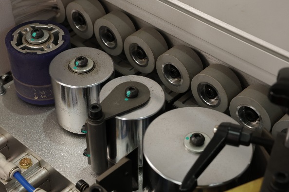 Excitech 736 Servo  Пресс группа со скребками Сервопривод  Состоит из одного приводного ролика Ø 100 мм, двух прижимных роликов со скребком Ø 65 мм и одного прижимного полиуретанового ролика Ø 65 мм, которые обеспечивают надежную фиксацию кромочно...