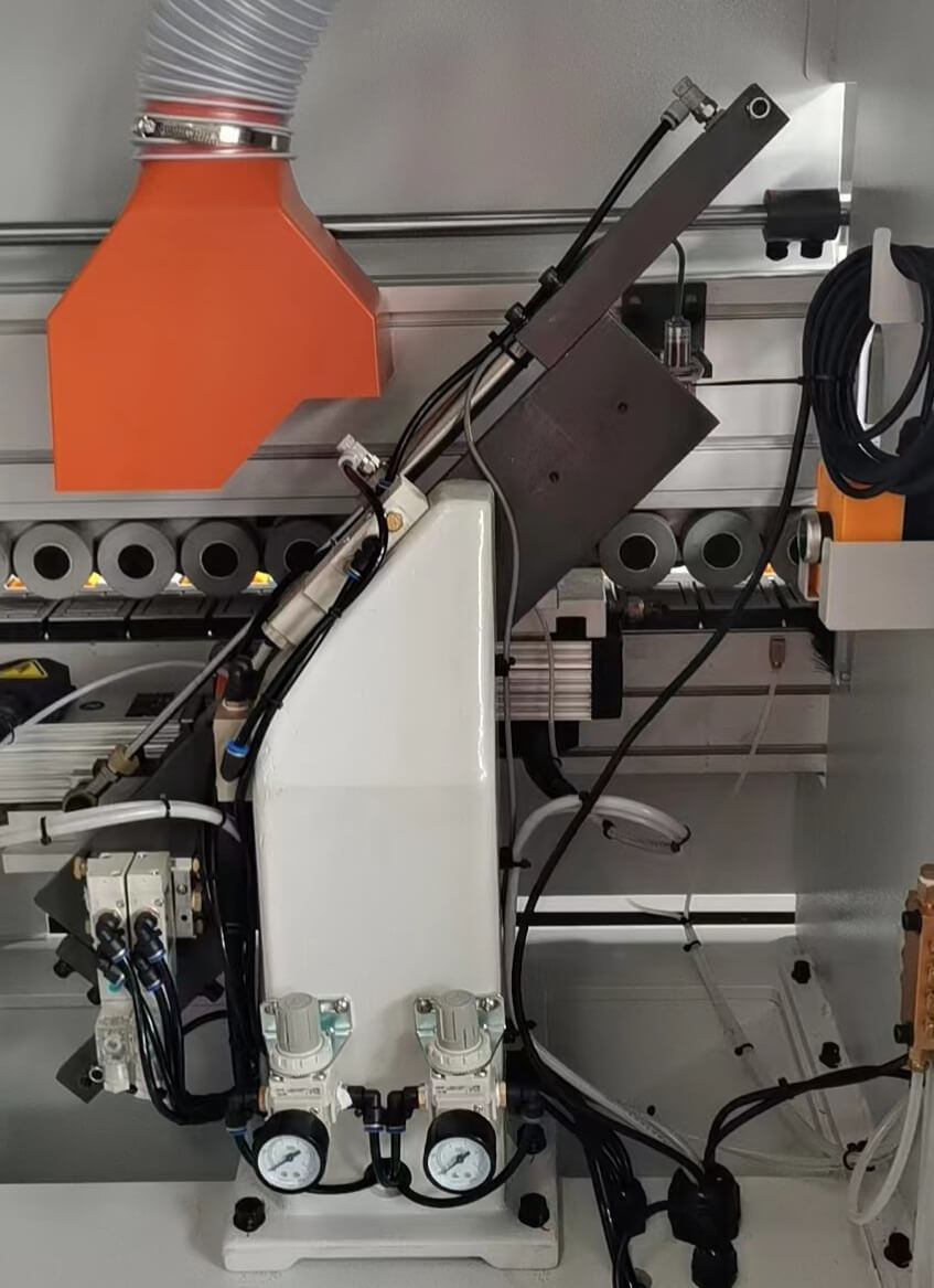 Filato 536 UHQLP  Узел торцовки  Линейная направляющая расположена под углом 45°  Узел торцовки состоит из 2-х двигателей: 2 пилы Ø 100 х 22 Z30 расположены под углом 5°  Автоматическая система смазки направляющих, с помощью блока контроля времени...