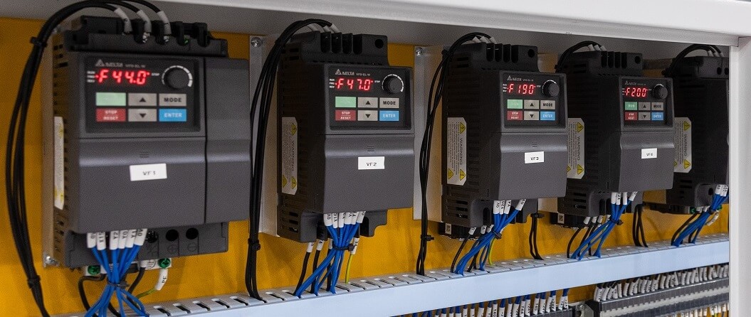 Filato 536 UHQLP  Электрокомпоненты  Входное напряжение 380 В, 50 Гц Преобразователь частоты Delta с функцией электроостановки двигателя от перегрузки Логический PLC контролер DELTA Разрешается эксплуатация в диапазоне 0 - 40° Станок автоматически...