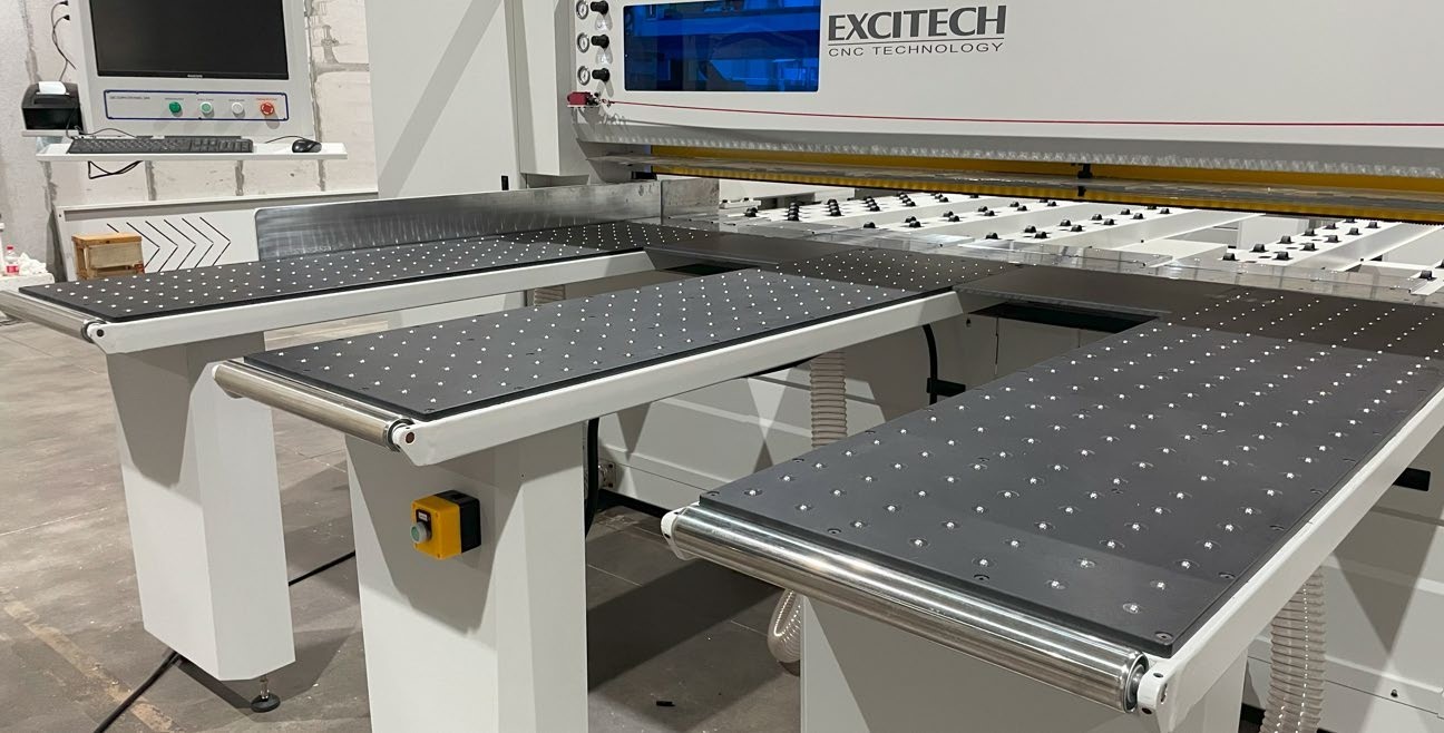 EXCITECH EP 330H  Загрузочные столы  Приемные-подающие столы с воздушной подушкой предотвращают появление царапин при перемещении заготовок, облегчают перемещение пачки плит  Дополнительно для удобства базирования листов на столах предусмотрены за...