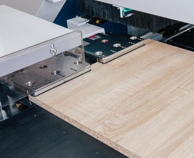 Excitech DRILLING CELL 2 IN 1  Независимые пневматические захваты  Предназначены для четкой и надежной фиксации заготовки во время ее технологического перемещения во время цикла присадки  В станке применяется два независимых захвата, управляемые в...