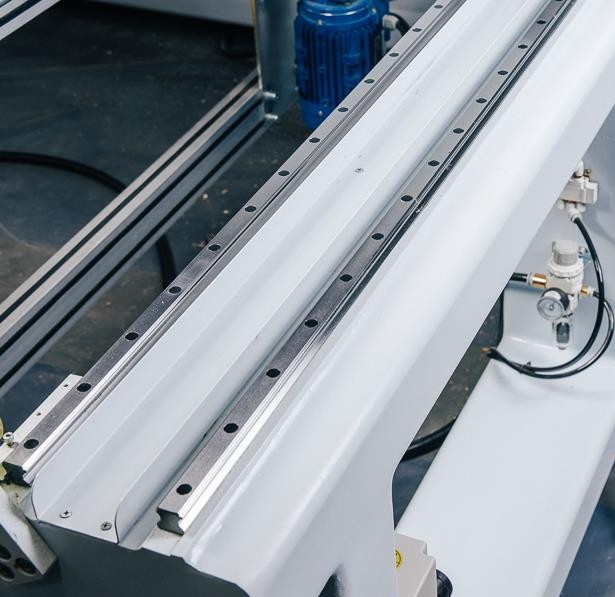 Excitech DRILLING CELL 2 IN 1  Всокоточные линейные направляющие повышенной жесткости «THK» (Япония)  За счет повышенной устойчивости и жесткости обеспечивают высокую точность перемещения портала, суппорта и высокооборотного шпинделя по осям X, Y ...