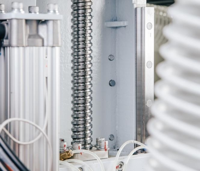 Excitech DRILLING CELL 2 IN 1  Высокопрецизионная шариковинтовая передача «PMI» (Тайвань)  За счет исключения люфта обеспечивается высокоточное перемещение шпиндельной площадки по оси Z, а применение шарико-винтовой пары увеличенного сечения гаран...