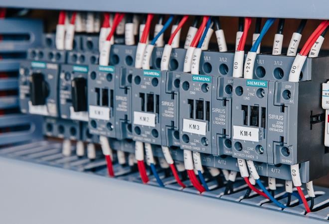 Excitech DRILLING CELL 2 IN 1  Электрокомпоненты стойки «SIEMENS» (Германия)  Все ответственные электрокомпоненты органов управления станка изготовлены известным мировым лидером в данной отрасли компанией Siemens 