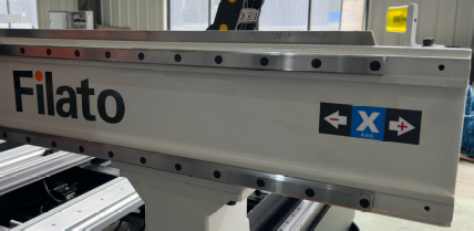 Filato Doormatic 1328  Высокоточные линейные направляющие повышенной жесткости CSK 30 серии  За счет повышенной устойчивости и жесткости обеспечивают высокую точность перемещения портала, шпиндельной площадки и высокооборотного шпинделя по осям X,...