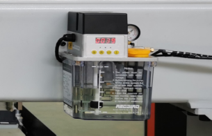 Filato Doormatic 1328  Автоматическая подачи смазки  Смазка подшипников и ШВП осуществляется автоматически без участия оператора  Благодаря данной системе исключается человеческий фактор и гарантируется своевременная смазка и точное дозирование ма...