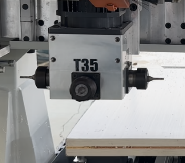 Filato Doormatic 1328  Четырехсторонний промышленный электрошпиндель 2,2 кВт - 18 000 об/мин  Функциональное назначение данного шпинделя: выборка паза под фурнитуру и доработка мелких радиусов петель  Высокая частота вращения (18 000 об/мин) и мощ...
