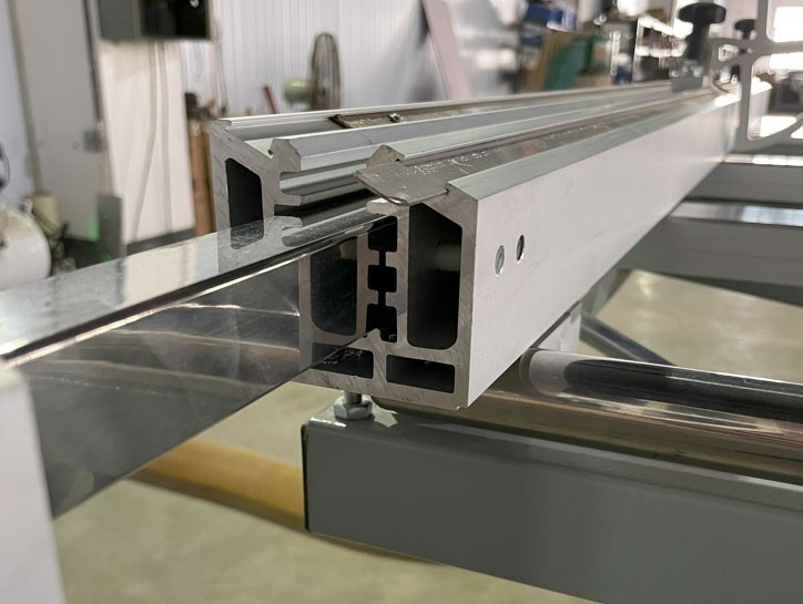 Filato EXPERT 3200 HB  Поперечная линейка  Линейка изготовлена из толстого алюминиевого профиля  Она жестко фиксируется к опорному столу под 90° к линии пропила  За счет такой конструкции фиксации, линейка не требует дополнительных регулировок и г...
