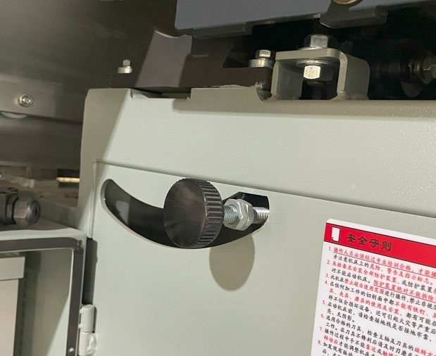 Filato EXPERT 3200 HB  Настройка подрезной пилы  Настройка вылета регулируется вручную специальной рукояткой, расположенной в задней части станка  Регулировка соосности подрезной пилы осуществляется механизмом винт-гайка 