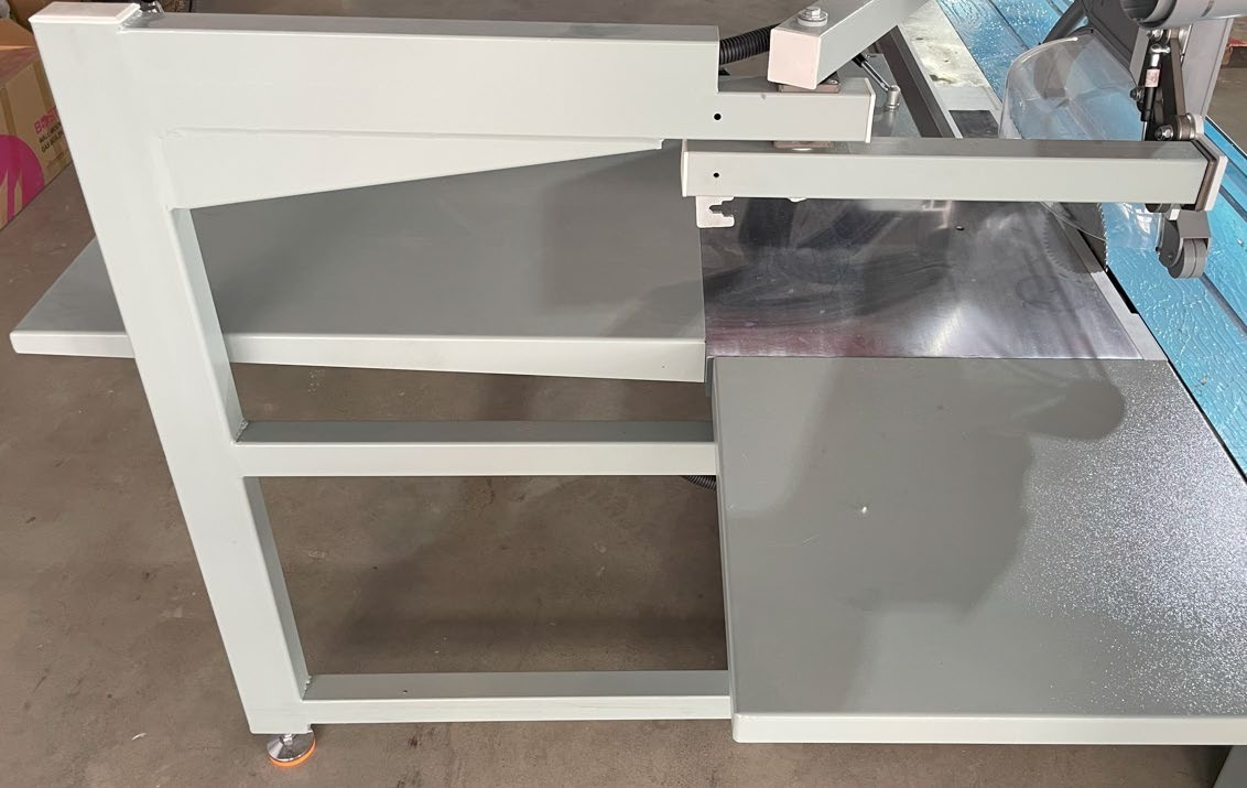 Filato EXPERT 3200 HB  Аспирационный кожух  Евро аспирационный кожух с роликами легко регулируется по высоте и не оставляет следов на плитном материале  Обеспечивает качественное пылеудаление при любом угле пиления  Дополнительная защита рук опера...