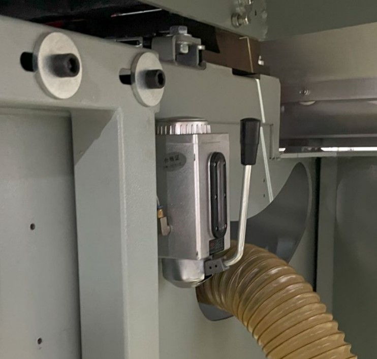 Filato EXPERT 3200 HB  Система смазки  В станке предумотрена полуавтоматическая система смазки направляющих, которые отвечают за подъем и опускание основной пилы 