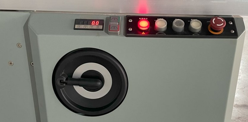 Filato EXPERT 3200 HB  Пульт управления  Позволяет оператору быстро включить и выключить привод пил  Настроить вылет основной пилы позволит электропривод и специальный тумблер  На панели также расположены электронный индикатор угла наклона пильног...