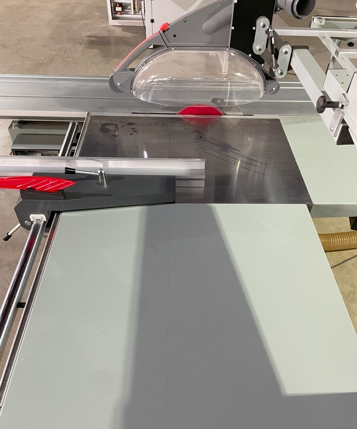 Filato EXPERT 3200 HB  Дополнительные столы  Увеличенные дополнительные столы, позволяют без труда раскраивать полноформатные листы ДСП при этом снижая процент брака 