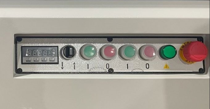 Filato EXPERT 3200 Max  Пульт управления  Позволяет оператору	быстро включить	и выключить привод	пил  Настроить вылет основной пилы позволит электропривод и специальный	тумблер  На	панели	также расположены электронный индикатор угла наклона пильно...
