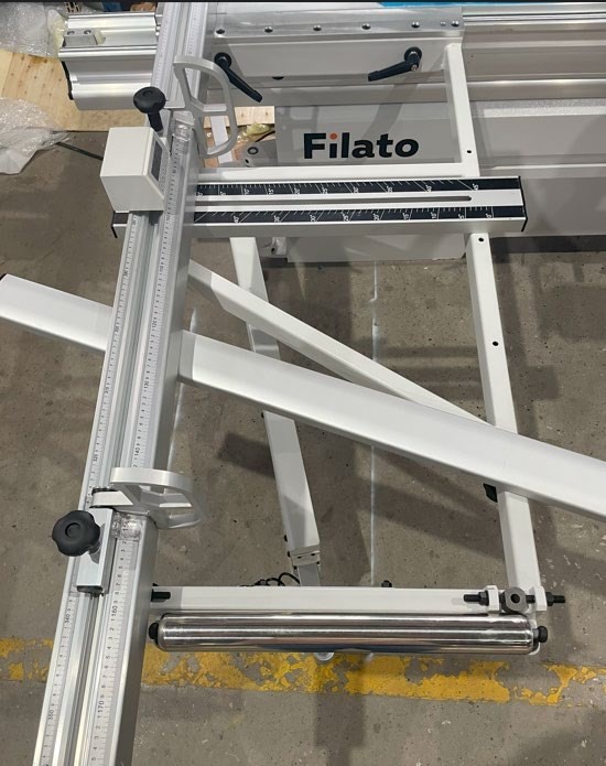 Filato EXPERT 3200 Max  Большой опорный стол  Опорный	стол и дополнительная поддерживающая планка позволяют удобно работать с полноформатными	листами  Металлический закатной ролик на торце стола облегчает загрузку тяжелых деталей 