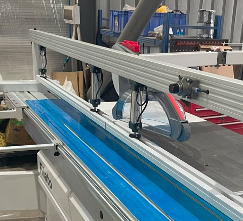 Filato EXPERT 3200 Max  Пневмобалка и пистолет для обдува  В комплекте со станком поставляется двух секционная пневмобалка и пневматический пистолет для обдува оставшейся пыли на станке и заготовках 
