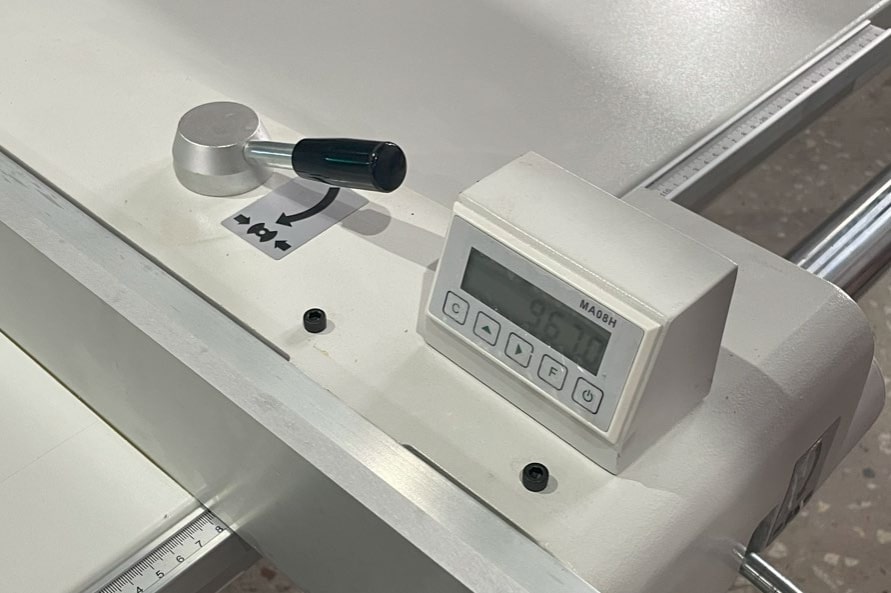 Filato EXPERT 3200 Max  Параллельный упор и поперечный упор  Параллельный и поперечный упор оснащены датчиками цифровой электронной индикации с отсчетом размера до 0 1 мм  Позволяет с высокой точностью устанавливать размеры раскроя плитных заготовок 