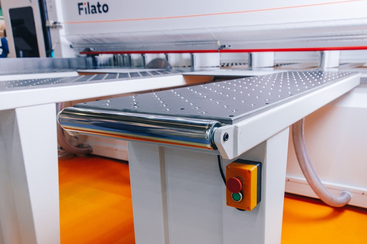 Filato HP 290  Столы с воздушным поддувом  Подача воздуха происходит через специальные форсунки, расположенные как на загрузочных, так и на основном столе  Это позволяет работать с пакетами большой массы, а также с деликатными материалами без повр...