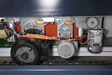 Filato NP330  2 независимых двигателя  Привод основной и подрезной пил осуществляется от двух независимых двигателей мощностью 11 кВт и 2,2 кВт  Обеспечивают высокую производительность 