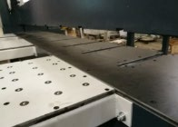 Filato NP330  Рабочие загрузочные столы  Передняя часть станка оснащена загрузочными столами с воздушной подушкой  Столы предназначены для загрузки плит ДСтП и выгрузки деталей и срезков, а также для разворота пакета ДСП из продольного в поперечно...