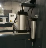 Filato NP330  Прижимная балка с двумя пневмоцилиндрами  Привод верхнего прижима (прижимной балки) осуществляется от двух пневмоцилиндров, что обеспечивает жесткий и равномерный зажим плит во время раскроя  Механизм прижима обладает системой паралл...