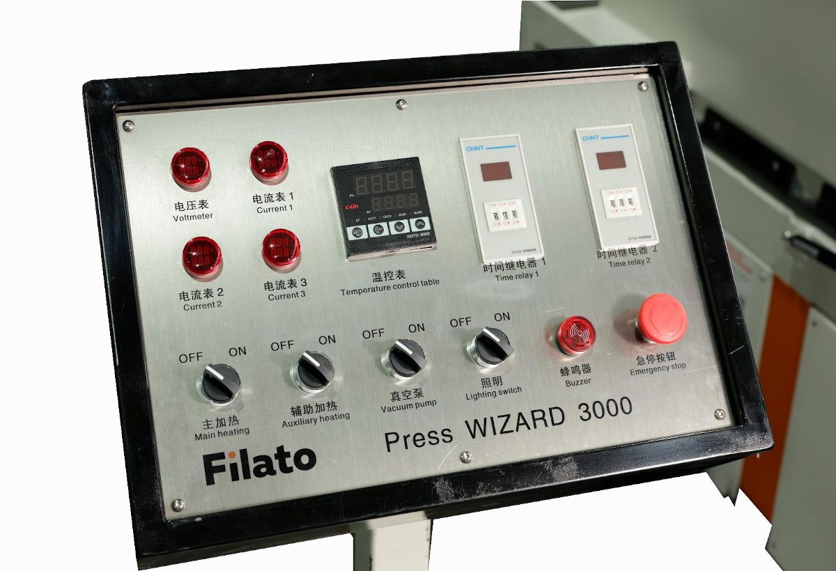 Filato Press Wizard 3000  Управление  Ручной режим вакуумирования с цифровой индикацией температуры нагрева и электронно-цифровым вакуумметром для установки и поддержания заданного уровня вакуума 