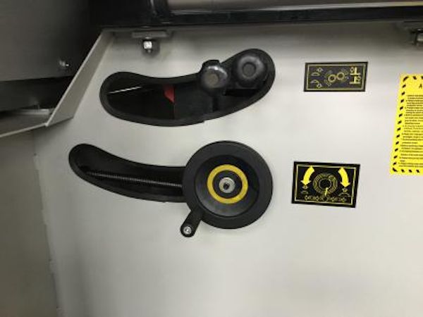 Filato 3200 COMFORT  Настройка пил  Рукоятки настройки подрезной пилы по вертикали и горизонтали удобно расположены в задней части станка  Здесь же находится маховик настройки основной пилы по высоте 