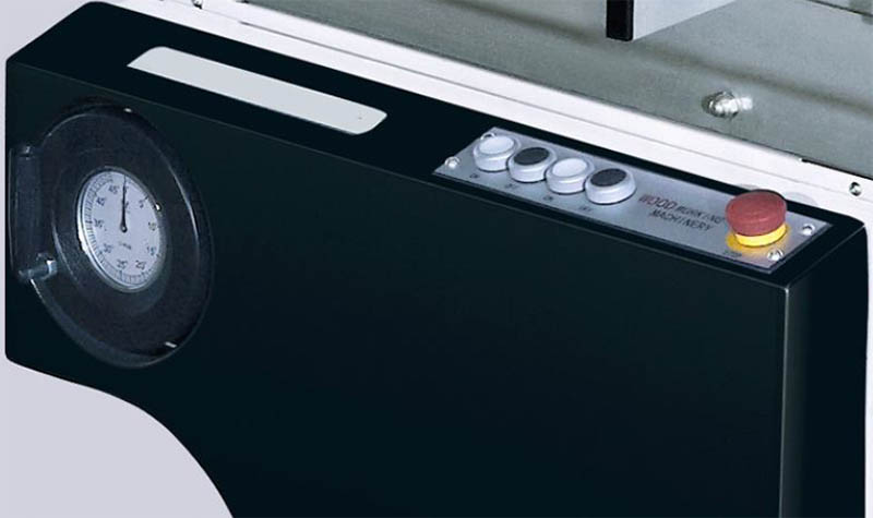Filato Optima 32F  Пульт управления  Пульт управления станком позволяет оператору быстро включить/выключить приводы пил  Кнопки запуска имеют удобное для оператора положение  Угол наклона регулируется с помощью маховика часового типа на передней п...