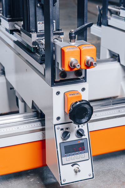 Filato FL-22BX  Пневмофиксация вертикальной траверсы  Позволяет жестко фиксировать положение траверсы, исключая смещение положения 