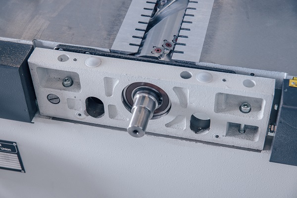 OSTERMANN FS 41N  Крепление ножевого вала  Находится в литом чугунном корпусе, в котором все посадочные отверстия автоматически обрабатываются на фрезерном центре с ЧПУ за один установ  Этим обеспечивается отсутствие даже малейших вибраций и дости...
