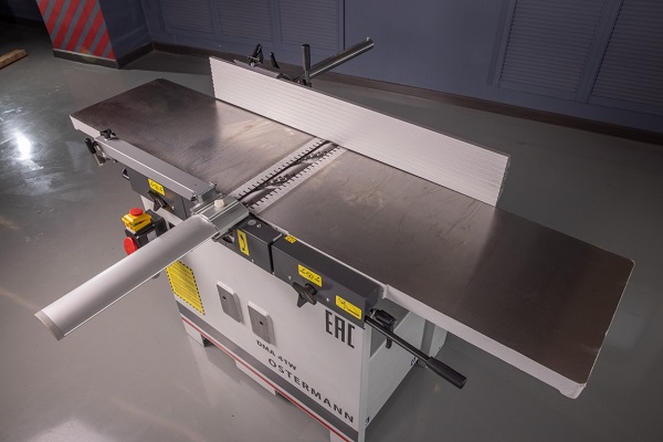 OSTERMANN FS 41N  Литые чугунные столы  Литые шлифованные чугунные столы длиной 1800 мм с ребрами жесткости отлично гасят вибрацию и служат надежной базой для заготовки  Удаление стружки через круглое эксгаустерное отверстие Ø 120 мм 