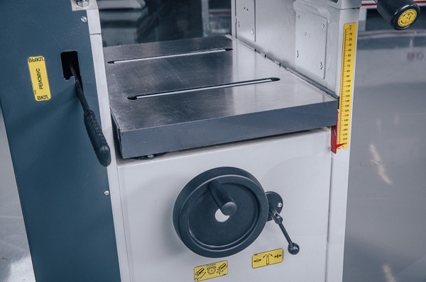 OSTERMANN FS 41N  Рейсмусовый узел  Выставление на толщину обработки с помощью маховика по линейке  Фиксация стола с помощью рычага  Ролики в столе (мод  FS 41N) обеспечивают легкое скольжение заготовки и имеют регулировку по высоте вылета  Чугунн...