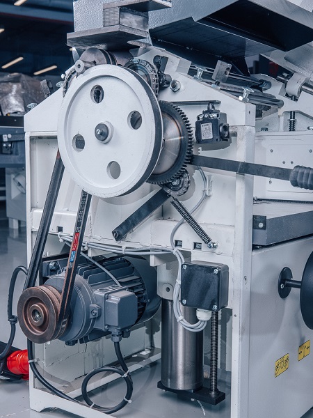 OSTERMANN FS 41N  Привод подачи рейсмусового узла  Осуществляется посредством зубчатой и цепной передачи  При работе на фуговальном узле привод вальцов отключается посредством рычага 