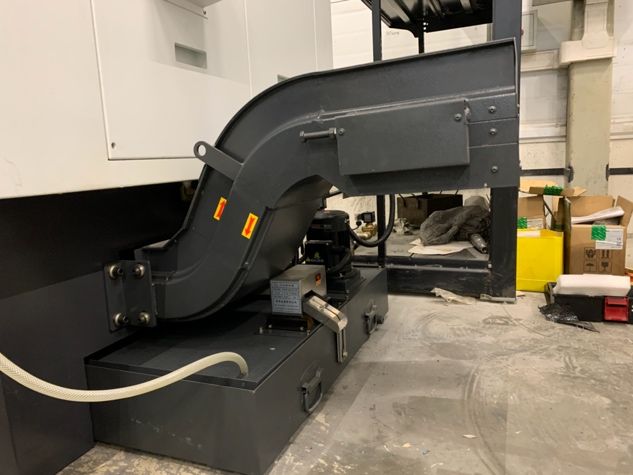 SPECTR G7-42YS  Конвейер удаления стружки  В стандартной комплектации на станок устанавливается конвейер для удаления стружки, который позволяет работать на станке без остановок на обслуживание и оставляет рабочую зону станка чистой 