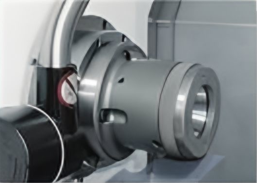 SPECTR G7-42YS  Крепление заготовки  Стандартный гидравлический цанговый патрон для эффективного зажима заготовки управляется с помощью ножной педали  В качестве опций возможна установка 3-х кулачкового патрона  Раскрытие и закрытие кулачков, усил...