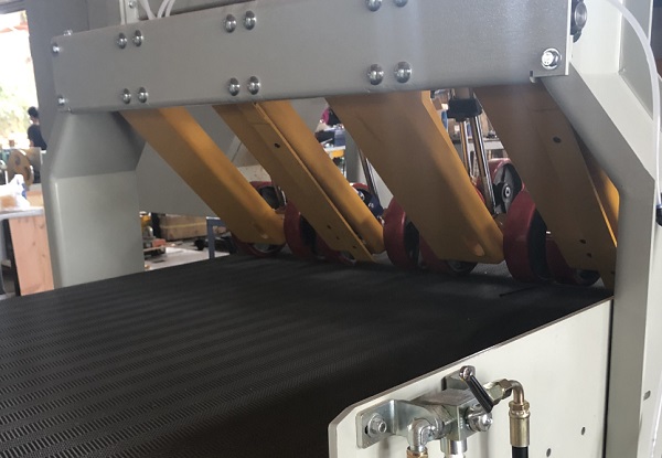 HIGH POINT HP-1300  Система прижима заготовки на входе  Состоит из 4-х сдвоенных роликов, позволяя делить даже клееный щит  Применение 4-х прижимных роликов позволяет максимально прижимать и фиксировать заготовку в процессе пиления, что положитель...