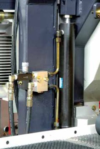 HIGH POINT HP-1300  Перемещение пильного узла по высоте  Настройка выпиливаемых размеров осуществляется за счет регулировки пильного узла по высоте  Перемещение пильного узла осуществляется за счет мощного гидравлического цилиндра  Направляющие пе...