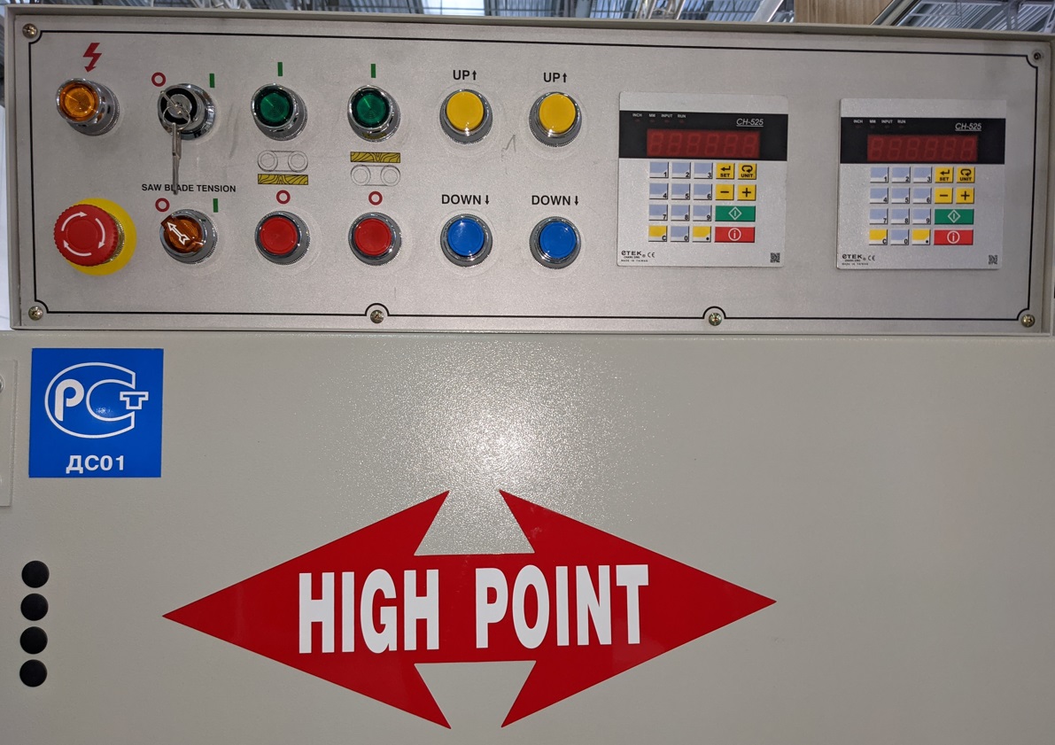 HIGH POINT HP-66  Электрооборудование  На пульте управления расположены кнопки запуска и остановки, управление подающим транспортером и натяжением ленточных пил, настройки пильных узлов на заданный размер с точностью до 0,1мм  Электрооборудование ...