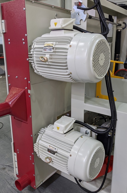 HIGH POINT HP-66  Привод пильного узла  Вращение шкивов осуществляется с помощью мощных электродвигателей по 15 кВт и клиноременной передачи  Мощности двигателей достаточно, чтобы с легкостью справляться с пилением даже твердолиственных пород 