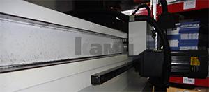IRONMAC 700  Направляющие  Литые направляющие являются частью станины и обеспечивают необходимую точность при заточке строгальных ножей  Лента для направляющих имеет систему натяжения, гарантируется плавное перемещение каретки без дробления 