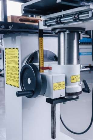OSTERMANN LBM 200  Настройка положения сверильно-пазовального узла  Настройка высоты и наклона пазовального узла осуществляется с помощью маховика и удобных рукояток  Выставленные размеры удобно определяются по миллиметровой и угловой шкалам  Пере...
