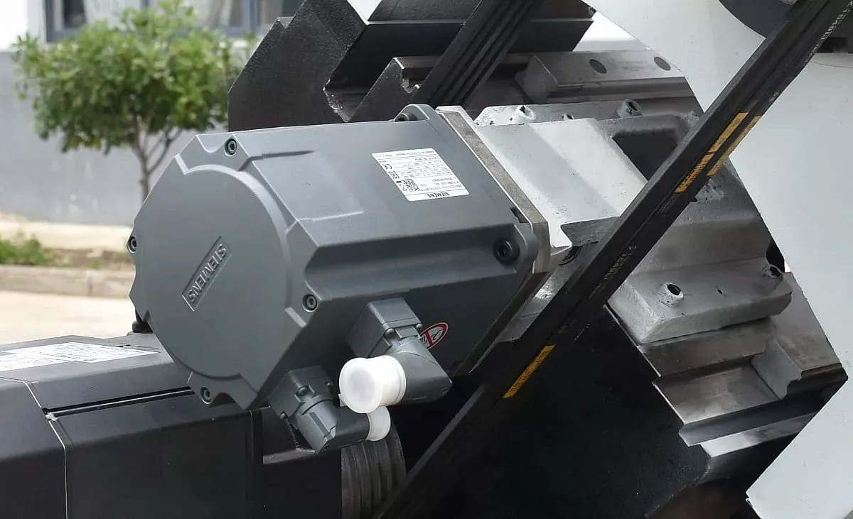 KMT 35/210S  Приводная система Siemens  Благодаря множеству технических инноваций приводная система SIEMENS задает новые масштабы в классе приводов для компактных токарных и фрезерных станков  Минимальное время разгона и широкий диапазон частот вр...