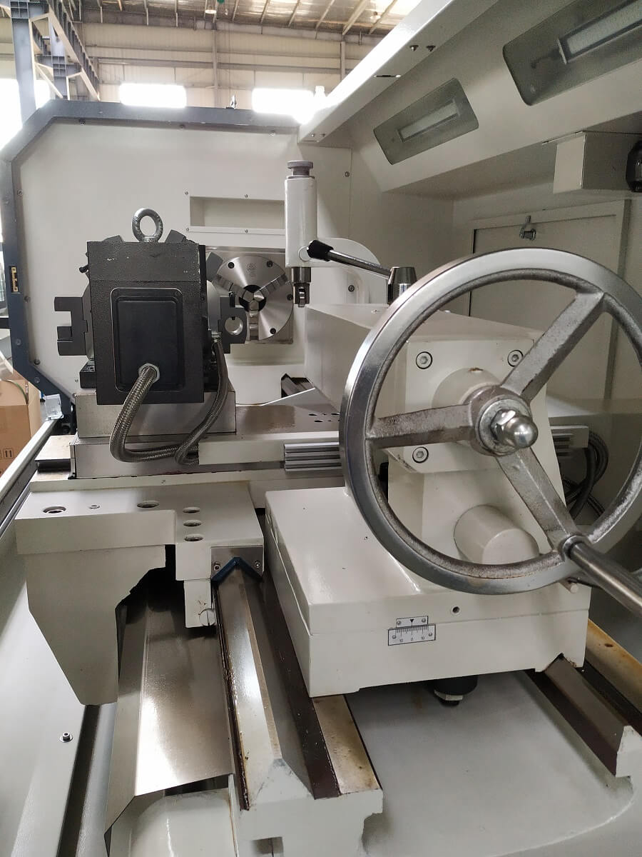 KE80/2000 HCNC  Ручная задняя бабка  Приспособление для крепления заготовки (при обработки в центрах) и для крепления инструментов, таких как метчик, плашка при нарезании резьбы, сверл или сверлильного патрона при сверлении отверстий 