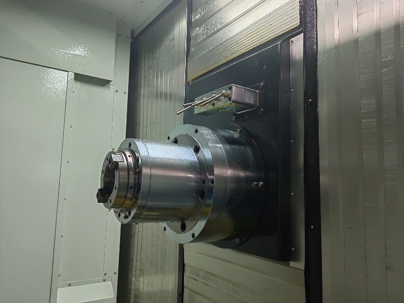 KMT KHM 80P  Шпиндель  Шпиндель оснащен защитным устройством и полностью защищен от проникновения смазочно-охлаждающей жидкости Шпиндель оснащен защитным устройством и полностью защищен от проникновения смазочно-охлаждающей жидкости  На торце шпин...