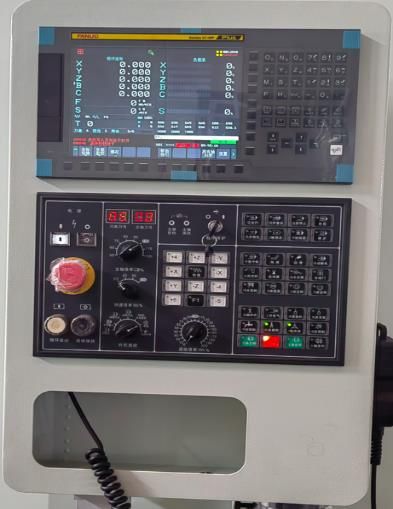 KMT KHM 80P  Система ЧПУ  В базовой комплектации устанавливается обновлённая система ЧПУ FANUC 0i-MF (тип 1),  LCD монитор 10,4 дюймов c manual guide на русском языке 