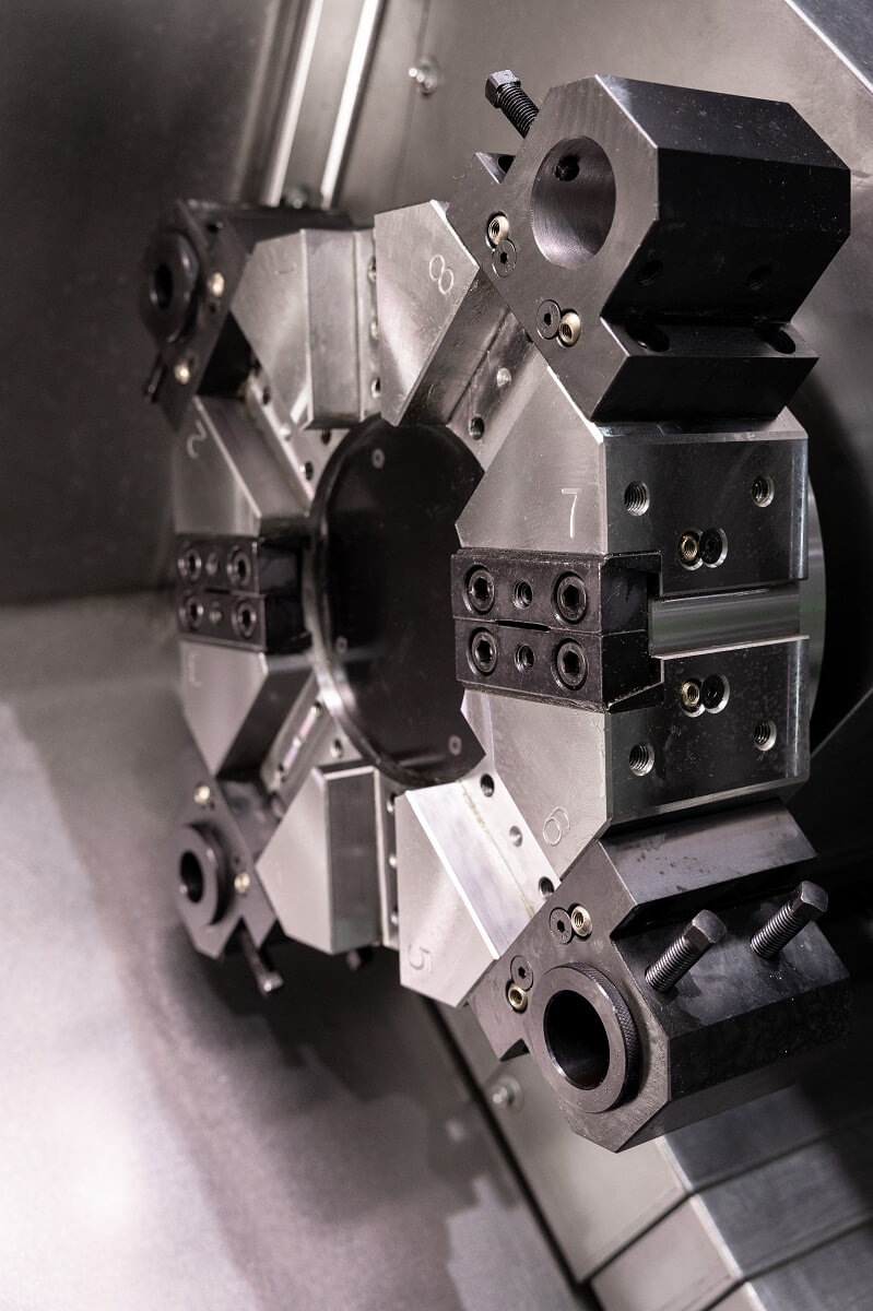KMT KTL 45/450  Револьверная головка  В стандартной конфигурации станок оснащен серво приводной револьверной головкой на 8 инструментов (10 / 12 опция), обладающей повешенной  жесткостью, надежным захватом, высокой скоростью индексации и высокой п...