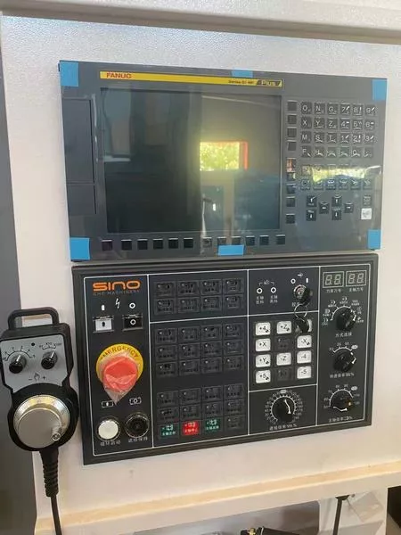 4-  Маховик перемещений по осям  Поворотная стойка системы ЧПУ FANUC оснащена маховичком, который позволяет в разы сократить время наладки станка, обеспечивает перемещение рабочих органов станка по 4-м осям (в случае дополнительной установки 4-ой ...