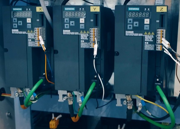 KMT KVL-Q 600  Электрокомпоненты SIEMENS / OMRON / SCHNEIDER  Электрошкаф полностью соответствует нормам СЕ, что указывает на соответствие продукции всем необходимым требованиям законодательства Европейского Союза  Основные компоненты установленно...